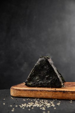 Onigiri sushi ton balığı. Japon yemeği. Lezzetli aperatifler.