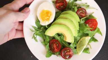 Avokado salatası roka, yumurta, domates, karışık yeşillikler, sebzeler taze gurme yemek arka plan lezzetli yemek masa üstü kırsal yemek fotokopi alanı keto ve paleo diyeti vejetaryen yemeği