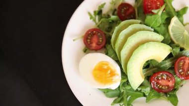 Avokado salatası roka, yumurta, domates, karışık yeşillikler, sebzeler taze gurme yemek arka plan lezzetli yemek masa üstü kırsal yemek fotokopi alanı keto ve paleo diyeti vejetaryen yemeği
