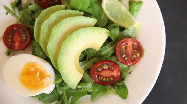 Avokado salatası roka, yumurta, domates, karışık yeşillikler, sebzeler taze gurme yemek arka plan lezzetli yemek masa üstü kırsal yemek fotokopi alanı keto ve paleo diyeti vejetaryen yemeği