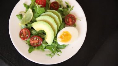 Avokado salatası roka, yumurta, domates, karışık yeşillikler, sebzeler taze gurme yemek arka plan lezzetli yemek masa üstü kırsal yemek fotokopi alanı keto ve paleo diyeti vejetaryen yemeği