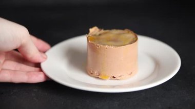 Kaz ciğeri ezmesi kaz ciğeri leziz aperatif lezzetli lezzetli gurme yemek arkaplanı masanın kırsal kesiminde fotokopi alanı