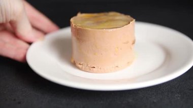 Kaz ciğeri ezmesi kaz ciğeri leziz aperatif lezzetli lezzetli gurme yemek arkaplanı masanın kırsal kesiminde fotokopi alanı