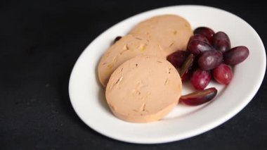 Kaz ciğeri ezmesi kaz ciğeri leziz aperatif lezzetli lezzetli gurme yemek arkaplanı masanın kırsal kesiminde fotokopi alanı