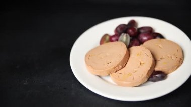 Kaz ciğeri ezmesi kaz ciğeri leziz aperatif lezzetli lezzetli gurme yemek arkaplanı masanın kırsal kesiminde fotokopi alanı