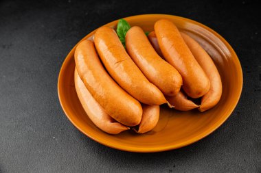 Sosis, domuz eti ya da tavuk eti fast food, iştah açıcı taze leziz gurme yemek arkaplanı masanın kırsal kesiminde fotokopi alanı.