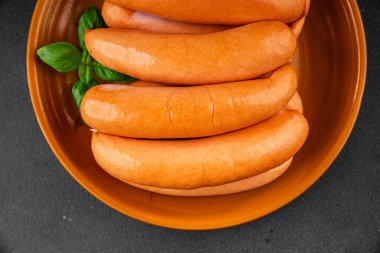 Sosis, domuz eti ya da tavuk eti fast food, iştah açıcı taze leziz gurme yemek arkaplanı masanın kırsal kesiminde fotokopi alanı.