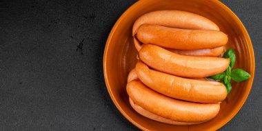 Sosis, domuz eti ya da tavuk eti fast food, iştah açıcı taze leziz gurme yemek arkaplanı masanın kırsal kesiminde fotokopi alanı.