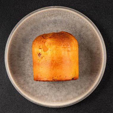 Panettone küçük tatlı hamur işleri geleneksel tatlı Paskalya pastası lezzetli çerezler lezzetli gurme yemek arka planı masanın kırsal kesiminde fotokopi alanı.