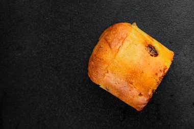 Panettone küçük tatlı hamur işleri geleneksel tatlı Paskalya pastası lezzetli çerezler lezzetli gurme yemek arka planı masanın kırsal kesiminde fotokopi alanı.