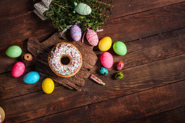 Paskalya pastası tatlı pasta geleneksel bayram hristiyanlığı organik ürün taze lezzetli gurme yemek arkaplanı masa kırsal gıdaların üst görünümü fotokopi alanı