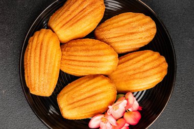 Madeleine kurabiyeleri tatlı tatlı Fransız tatlıları lezzetli aperatifler lezzetli gurme yemek arkaplanı masanın kırsal kesiminde fotokopi alanı