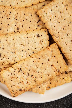 Kraker tam tahıllı sağlıklı yiyecekler buğday kurabiyeleri lezzetli çerezler taze lezzetli gurme yemek arkaplanı masanın kırsal kesiminde fotokopi alanı