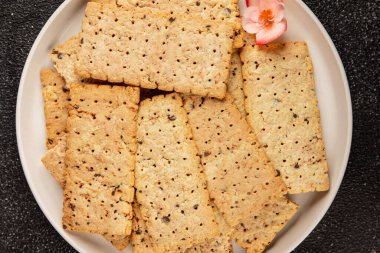 Kraker tam tahıllı sağlıklı yiyecekler buğday kurabiyeleri lezzetli çerezler taze lezzetli gurme yemek arkaplanı masanın kırsal kesiminde fotokopi alanı