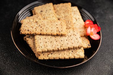 Kraker tam tahıllı sağlıklı yiyecekler buğday kurabiyeleri lezzetli çerezler taze lezzetli gurme yemek arkaplanı masanın kırsal kesiminde fotokopi alanı