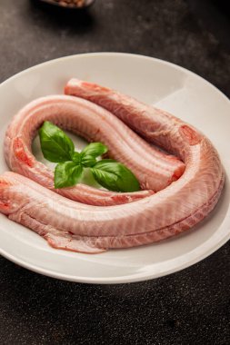 Çiğ kaya yılanbalığı balığı balığı, somon balığı, deniz ürünleri, küçük benekli kedi balığı, lezzetli çerez, lezzetli gurme yemek arka planı, masanın kırsal kesiminde, fotokopi alanı, pesseeter diyeti.