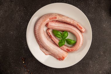 Çiğ kaya yılanbalığı balığı balığı, somon balığı, deniz ürünleri, küçük benekli kedi balığı, lezzetli çerez, lezzetli gurme yemek arka planı, masanın kırsal kesiminde, fotokopi alanı, pesseeter diyeti.