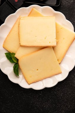 Raket peyniri porsiyonu, doğal ürün dilimleme lezzetli çerez lezzetli gurme yemek arkaplanı masa kırsal üst görünüm fotokopi alanı üzerinde