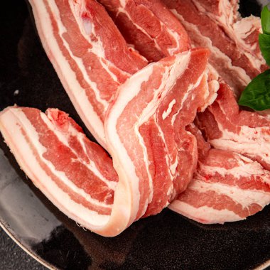 Domuz pastırması dilimlenmiş et dilimleri domuz filetosu domuz filetosu. Doğal ürün büyüklüğü. Lezzetli atıştırmalıklar.