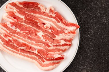 Domuz pastırması dilimlenmiş et dilimleri domuz filetosu domuz filetosu. Doğal ürün büyüklüğü. Lezzetli atıştırmalıklar.