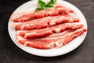 Domuz pastırması dilimlenmiş et dilimleri domuz filetosu domuz filetosu. Doğal ürün büyüklüğü. Lezzetli atıştırmalıklar.