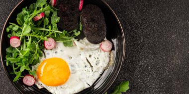 Yumurtalı puding, yumurta, sebze, roka porsiyon doğal ürün çerez lezzetli leziz gurme yemek arka planı masanın kırsal kesiminde fotokopi alanı