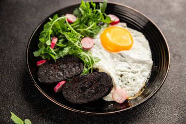 Yumurtalı puding, yumurta, sebze, roka porsiyon doğal ürün çerez lezzetli leziz gurme yemek arka planı masanın kırsal kesiminde fotokopi alanı