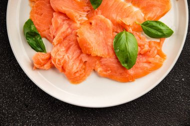 Tütsülenmiş somon balığı balığı porsiyon doğal ürün lezzetli çerez lezzetli gurme yemek arkaplan masa üzerinde rustik üst görünüm fotokopi alanı pesseeter diyet