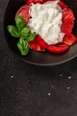 Salata strachatella ve domates porsiyonu. Doğal ürün. Lezzetli çerezler.