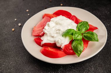 Salata strachatella ve domates porsiyonu. Doğal ürün. Lezzetli çerezler.