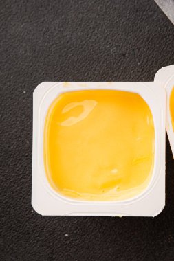 Kremalı tatlı vanilyalı tatlı doğal iştah açıcı taze lezzetli gurme yemek arkaplanı masanın kırsal kesiminde fotokopi alanı.