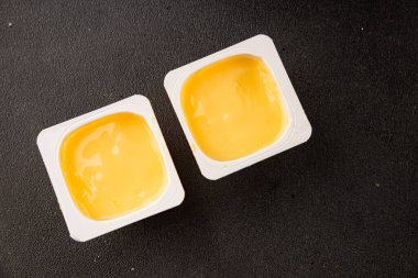 Kremalı tatlı vanilyalı tatlı doğal iştah açıcı taze lezzetli gurme yemek arkaplanı masanın kırsal kesiminde fotokopi alanı.