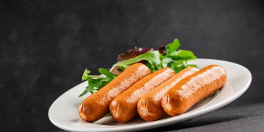 Sosis vejetaryen soya eti, bitkisel gıda, fast food, lezzetli aperatifler, lezzetli gurme yemek arka planı, masadaki rustik üst görünüm fotokopi alanı keto, ya da paleo diyet vejetaryen ya da vejetaryen yemeği.