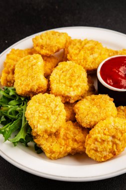 Tavuk nuggetları fast food doğal lezzetli aperatifler taze lezzetli gurme yemek arka planı masa rustik üst görünüm fotokopi alanı