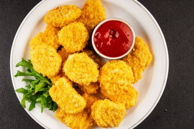 Tavuk nuggetları fast food doğal lezzetli aperatifler taze lezzetli gurme yemek arka planı masa rustik üst görünüm fotokopi alanı