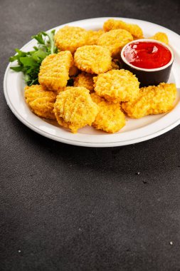 Tavuk nuggetları fast food doğal lezzetli aperatifler taze lezzetli gurme yemek arka planı masa rustik üst görünüm fotokopi alanı
