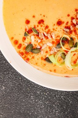 Krema çorbası, balkabağı, sebzeler, sebzeler, doğal ürünler, lezzetli yiyecekler, lezzetli gurme yemek, masanın üstünde, sade manzarası, fotokopi alanı, vejetaryen diyeti, vejetaryen yemeği.