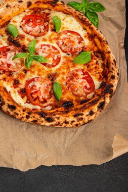 Pizza, domates, margarita, fast food, doğal ürün, lezzetli çerez, leziz gurme yemek arkaplan, masanın kırsal kesiminde fotokopi alanı.