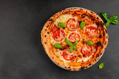 Pizza, domates, margarita, fast food, doğal ürün, lezzetli çerez, leziz gurme yemek arkaplan, masanın kırsal kesiminde fotokopi alanı.