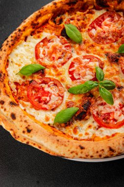 Pizza, domates, margarita, fast food, doğal ürün, lezzetli çerez, leziz gurme yemek arkaplan, masanın kırsal kesiminde fotokopi alanı.