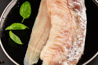 Fileto morina balığı deniz mahsulleri yaygın ling doğal ürün lezzetli aperatif lezzetli lezzetli gurme yemek arkaplan masa üzerinde rustik üst görünüm fotokopi alanı pesseeter diyet