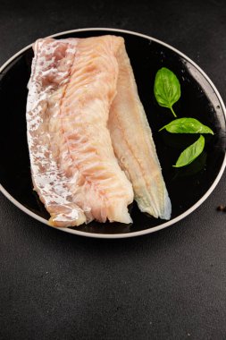 Fileto morina balığı deniz mahsulleri yaygın ling doğal ürün lezzetli aperatif lezzetli lezzetli gurme yemek arkaplan masa üzerinde rustik üst görünüm fotokopi alanı pesseeter diyet