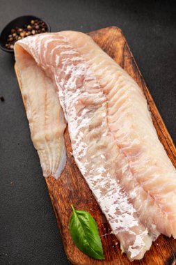 Fileto morina balığı deniz mahsulleri yaygın ling doğal ürün lezzetli aperatif lezzetli lezzetli gurme yemek arkaplan masa üzerinde rustik üst görünüm fotokopi alanı pesseeter diyet