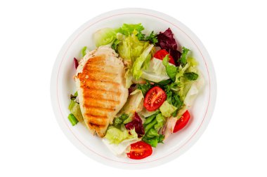Izgara tavuk göğsü salatası, tavuk göğsü domates, yeşil yaprak marul, salata karışımı sebzeler doğal ürünler lezzetli çerezler lezzetli lezzetli gurme yemek arka planı masa sade üst görünüm fotokopi alanı keto ve paleo diyet vegan ve vejetaryen yemekleri