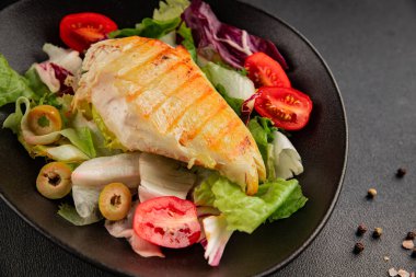 Izgara tavuk göğsü salatası, tavuk göğsü domates, yeşil yaprak marul, salata karışımı sebzeler doğal ürünler lezzetli çerezler lezzetli lezzetli gurme yemek arka planı masa sade üst görünüm fotokopi alanı keto ve paleo diyet vegan ve vejetaryen yemekleri