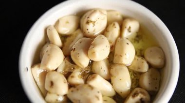 Baharatlı sarımsak dilimleri yağda kızartılmış sarımsak dilimleri fast food doğal lezzetli aperatifler taze leziz gurme yemek arkaplan masanın üstünde rustik üst görünüm fotokopi alanı vejetaryen ya da vejetaryen yemekleri