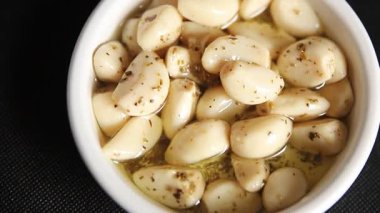 Baharatlı sarımsak dilimleri yağda kızartılmış sarımsak dilimleri fast food doğal lezzetli aperatifler taze leziz gurme yemek arkaplan masanın üstünde rustik üst görünüm fotokopi alanı vejetaryen ya da vejetaryen yemekleri