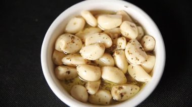 Baharatlı sarımsak dilimleri yağda kızartılmış sarımsak dilimleri fast food doğal lezzetli aperatifler taze leziz gurme yemek arkaplan masanın üstünde rustik üst görünüm fotokopi alanı vejetaryen ya da vejetaryen yemekleri