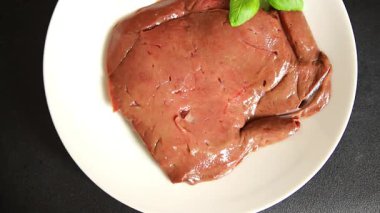 Karaciğer çiğ dana eti veya domuz eti sakatatı pişmiş doğal lezzetli aperatif taze lezzetli gurme yemek arkaplanı masa üzerinde rustik üst görünüm fotokopi alanı keto veya paleo diyeti