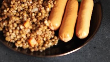 Sosisli mercimek, hızlı yemek, iştah açıcı taze lezzetli gurme yemek arka planı, kırsal manzaralı fotokopi odası.